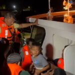 KPLP Kemenhub Evakuasi 61 Penumpang KLM Fajar Lorena