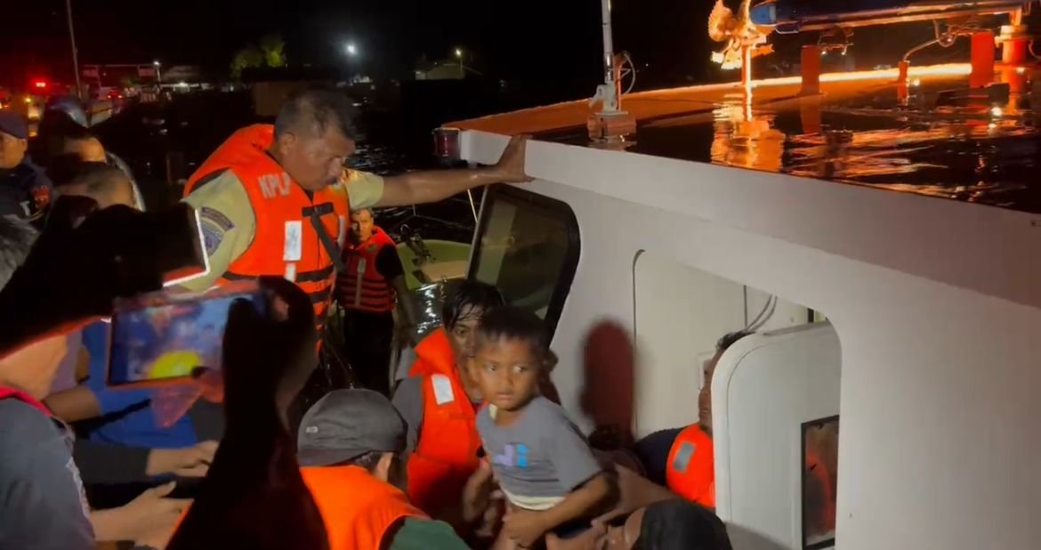 KPLP Kemenhub Evakuasi 61 Penumpang KLM Fajar Lorena