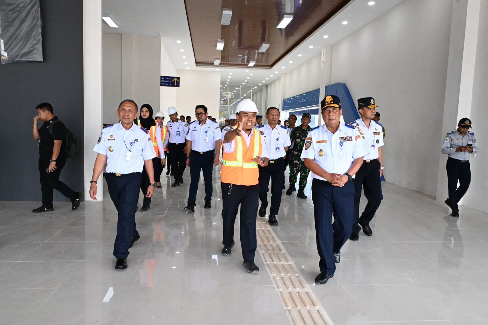 Meninjau Pelabuhan Lembar, Wamenhub Suntana Komitmen