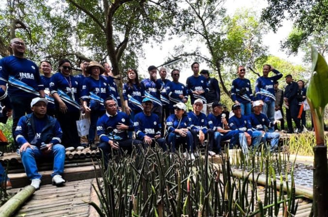Tanam Mangrove TWA Angke, Komitmen INSA Jaga Kelestarian